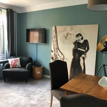 Altbaucharme In Zentraler Lage Apartment *