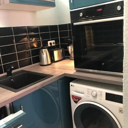 Apartment Altbaucharme In Zentraler Lage *